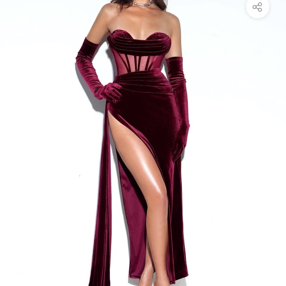 Brand New BEAUTIFUL burgundy dress. I just had it adjusted to my waist. - Picture 4 of 5